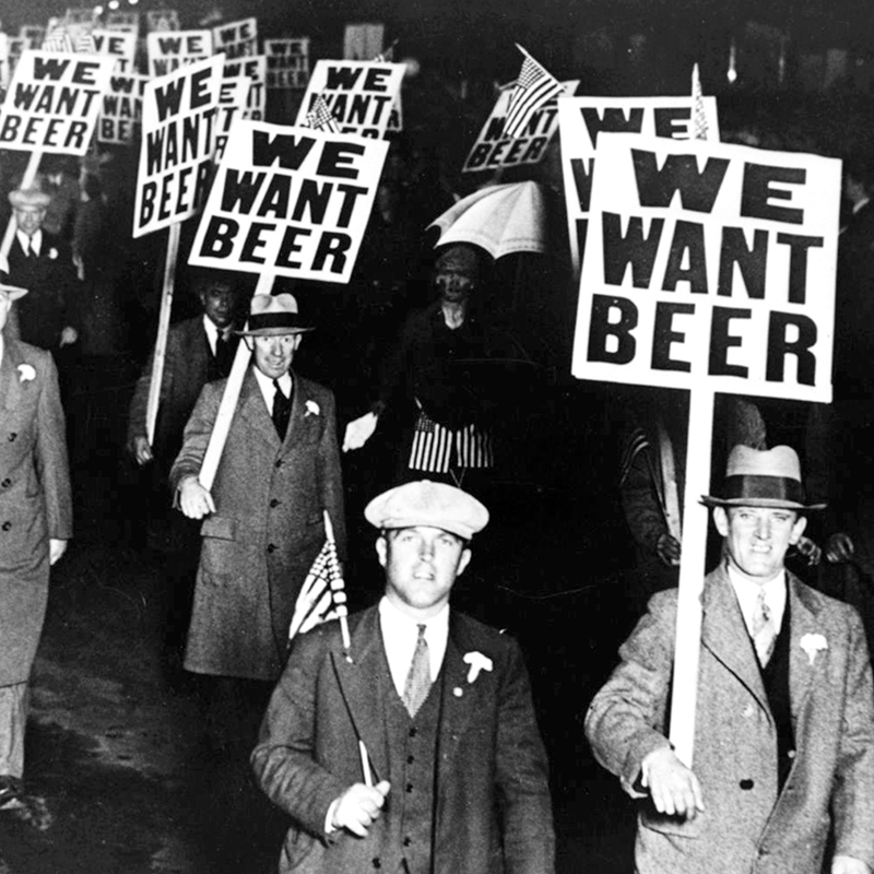 Schwarz und Weiß We Want Beer  – Photography New York Bewertung und Preis